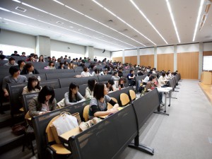東北公益文科大学 理事長・平田牧場グループ 新田嘉一会長｜地域振興にはまず人材育成。 今、注目！東北が誇る〝知の巨人〟  『東北公益文科大学』