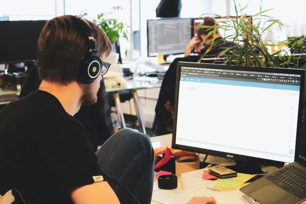 中小企業、「DXに取り組んでいる」２７％、「書類の電子化」など上位 ～サクサHDが経営者アンケート